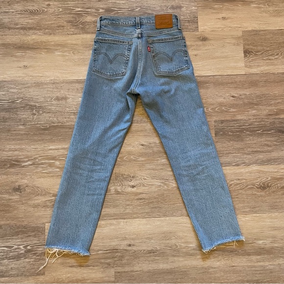 Levi’s Wedgie Straight Light Wash Denim Jeans with Raw Hem size 23 - Picture 8 of 17